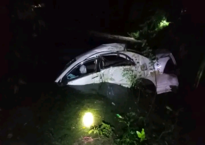 ঝিকরগাছায় গাছে ধাক্কা লেগে প্রাইভেট কার খাদে, নিহত-১