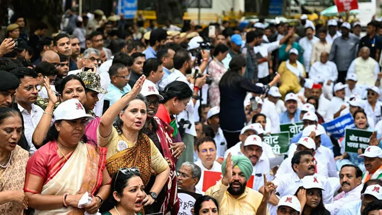 ভোটার তালিকা সংশোধনকে কেন্দ্র করে ভারতের রাজনীতি এখন উত্তাল তুঙ্গে