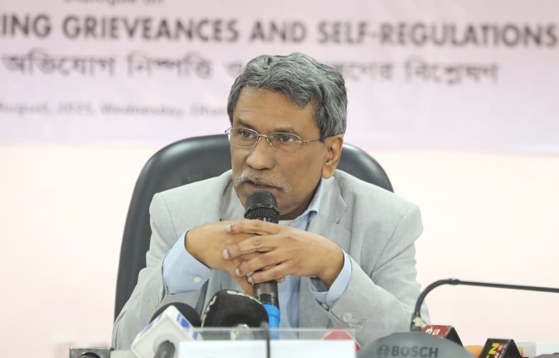 “সাংবাদিকদের কাছে আমি মাঝেমাঝে প্রশ্ন করি, আয়নার সামনে দাঁড়িয়ে নিজেকে প্রশ্ন করুন আপনি সাংবাদিক নাকি রাজনীতিবিদ- আলী রীয়াজ