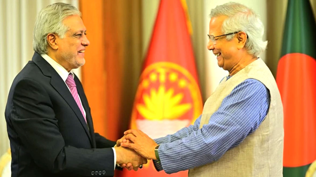 পাক পররাষ্ট্রমন্ত্রী ইসহাক দারকে সার্ক পুনরুজ্জীবিত করার কথা বললেন ড. মুহাম্মদ ইউনূস