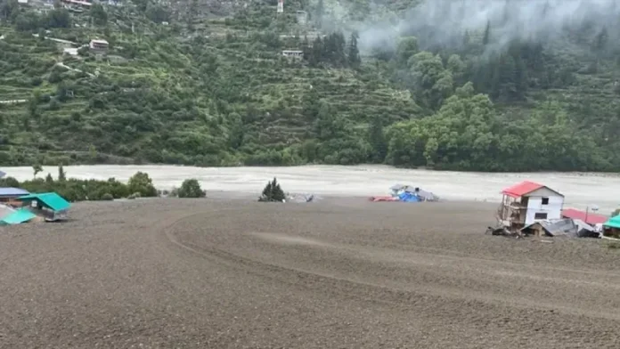 মেঘভাঙা বৃষ্টিতে বিপর্যস্ত ভারত-পাকিস্তান