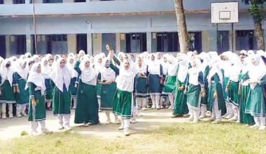 প্রগতি বালিকা মাধ্যমিক বিদ্যালয়ে তালা- আর ভেংগে বিক্ষোভ উত্তেজনা চরমে 