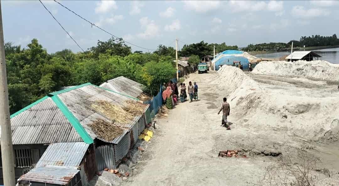 গলঘেসিয়া নদীর চরে বালির ব্যবসা, ভূমি অফিসের নীরব সহযোগীতায় প্রকল্পবাসীর দুর্ভোগ!
