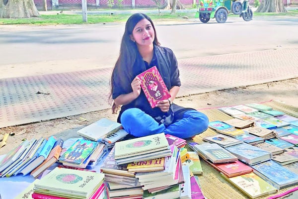 রাজশাহী বিশ্ববিদ্যালয়ের প্যারিস রোডে ভ্রাম্যমাণ বইয়ের দোকান