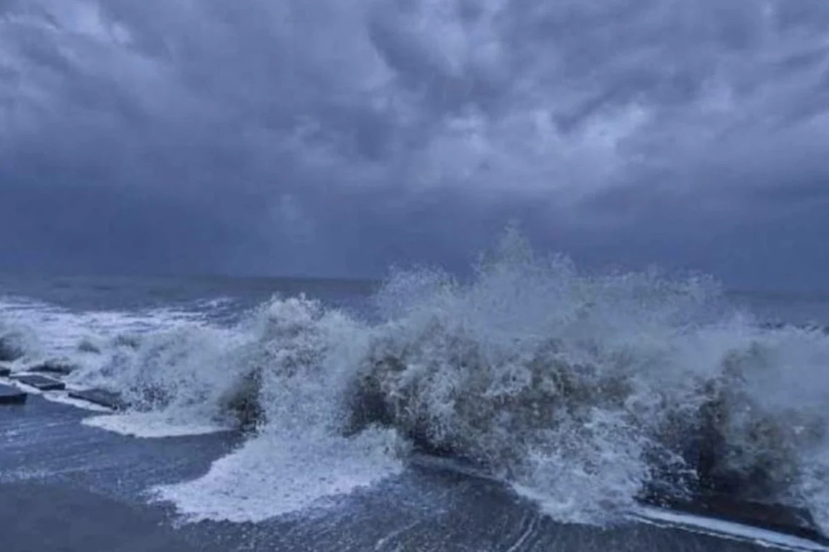 ভারতের অন্ধ্রপ্রদেশ উপকূলের দিকে ধেয়ে আসছে ঘূর্ণিঝড় ‘মন্থা’