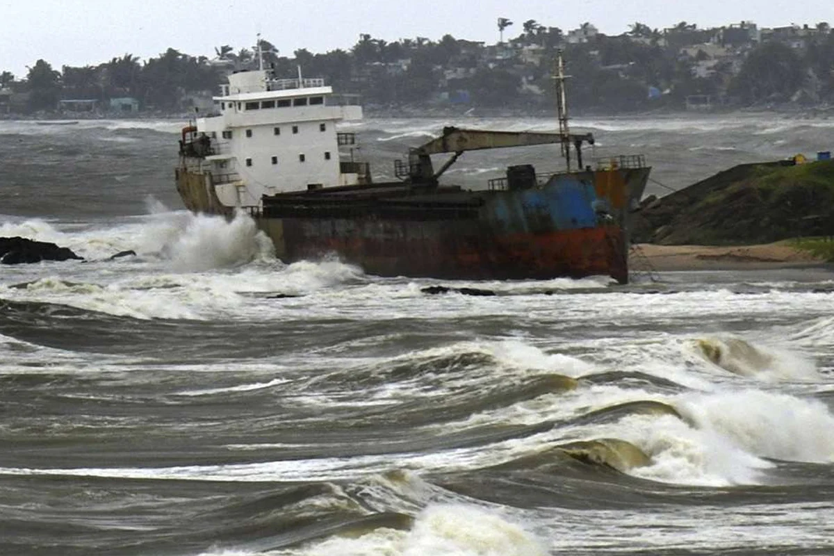 রাতজুড়ে তাণ্ডব শেষে নিম্নচাপে রুপ নিল মন্থা, ভারতে অন্ধ্রপ্রদেশে মৃত ২
