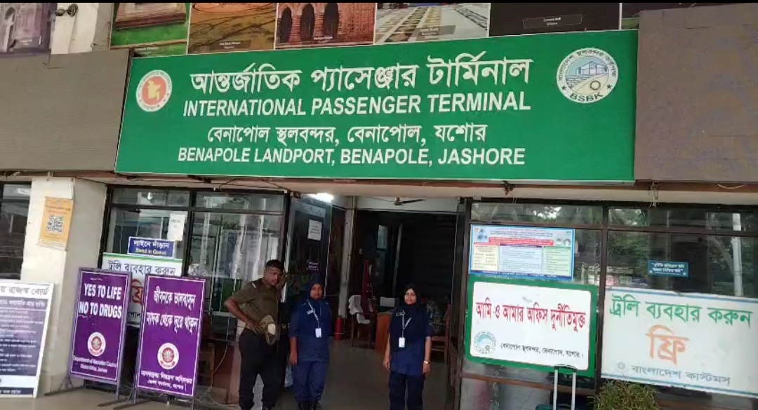 ভারত ভ্রমণে নতুন নিয়ম চালু করায় বেনাপোল পাসপোর্ট যাত্রীরা বিপদে