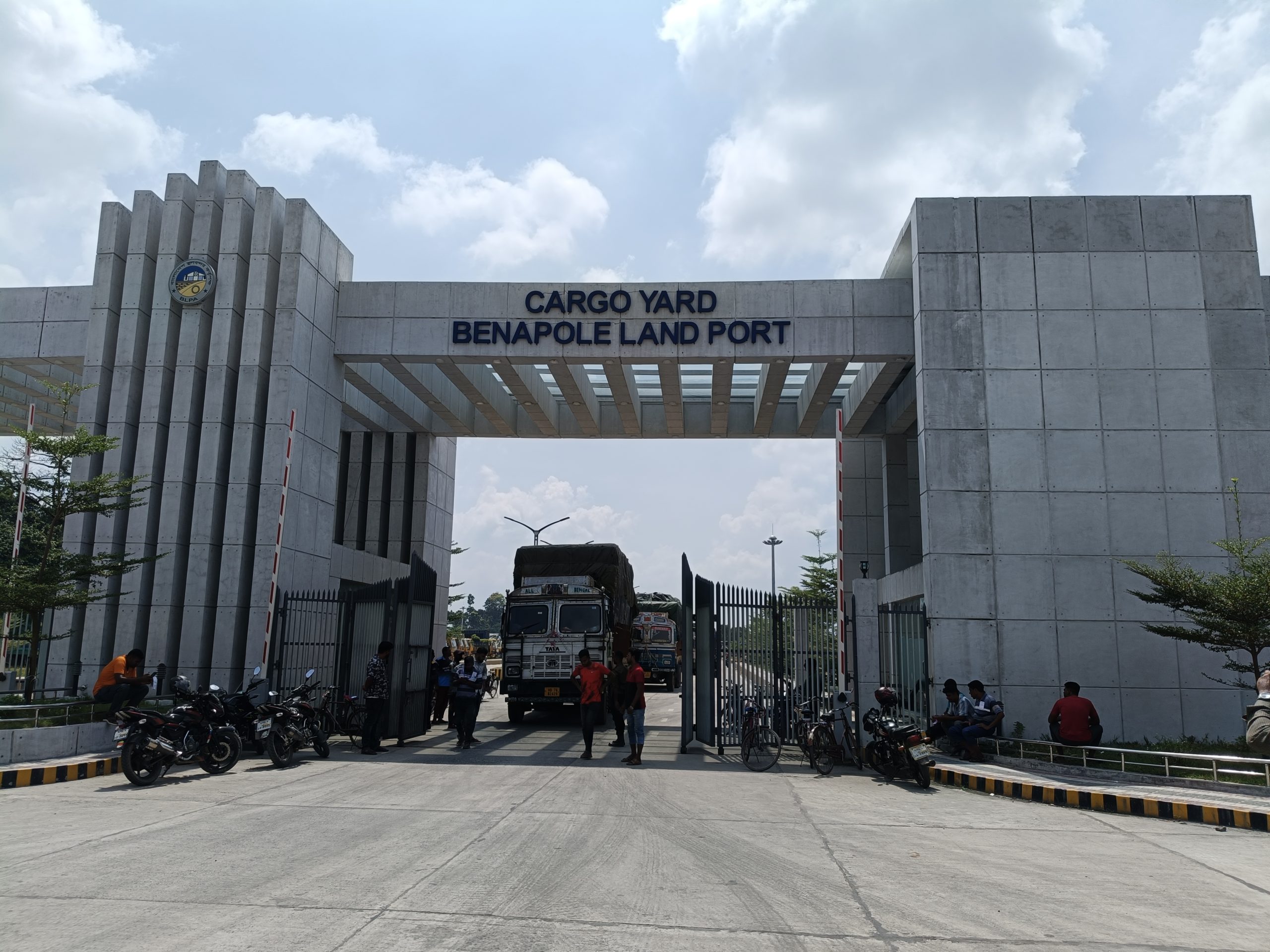 বেনাপোলে আমদানিকৃত পন্যের ফাঁকি দিতে ভুয়া ঘোষণাপত্র, কোটি টাকার পন্য জব্দ
