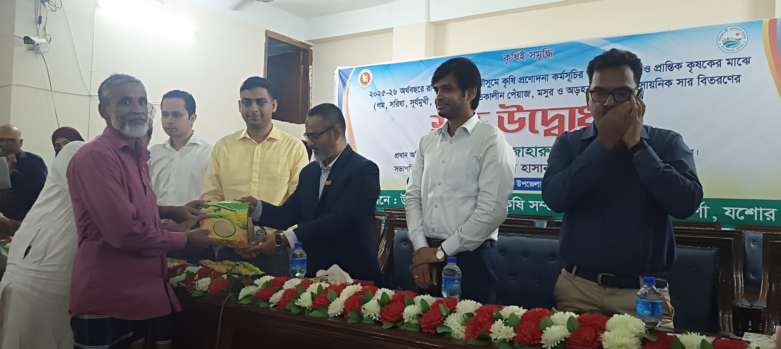 শার্শায় প্রণোদনার আওতায় বীজ সার বিতরণ