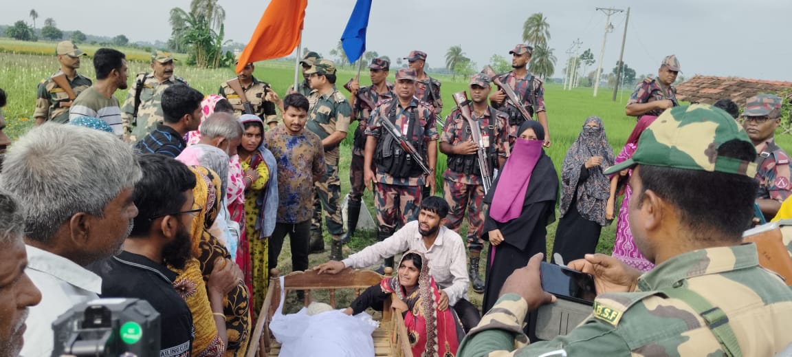 শূন্য রেখায় শেষবারের মতো জব্বার মন্ডল এর লাশ দেখল স্বজনরা।