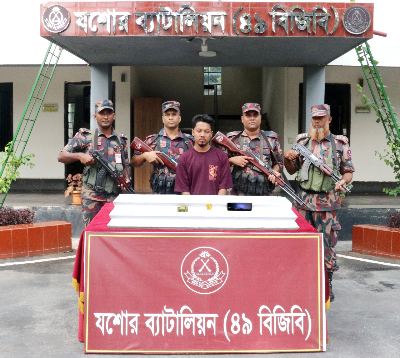 যশোরের চাঁনপাড়া বাজার এলাকা থেকে ১৭৩.৭৬ গ্রাম ওজনের ০১ টি স্বর্ণের বারসহ ০১ জন আসামী আটক
