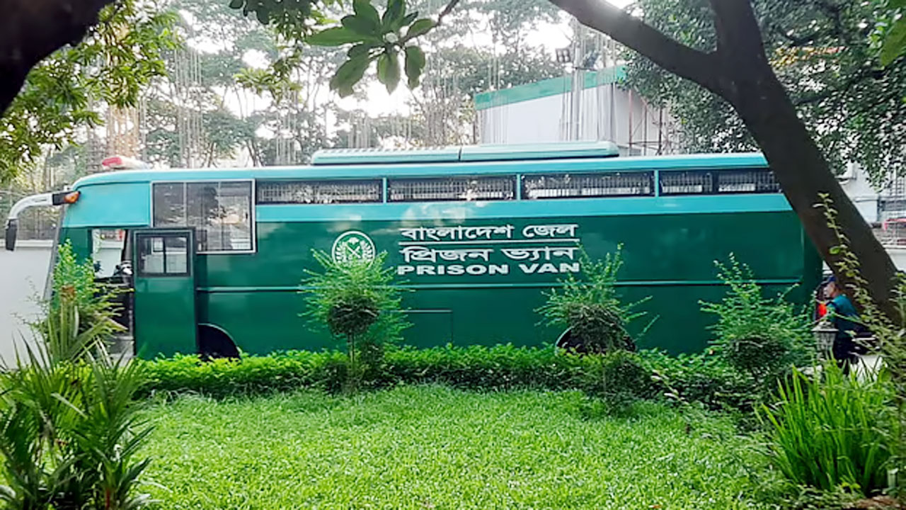 হেফাজতে থাকা সেনা কর্মকর্তাদের আন্তর্জাতিক অপরাধ ট্রাইব্যুনালে আনা হলো