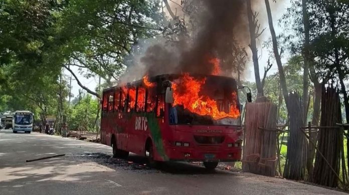 বরিশালে চলন্ত বাসে আগুন ৩০ যাত্রীর দ্রুত নেমে প্রাণে রক্ষা