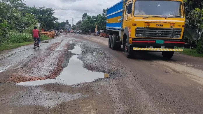 যশোরের ৪টি মহাসড়কে যাত্রীরা চরম দুর্ভোগে