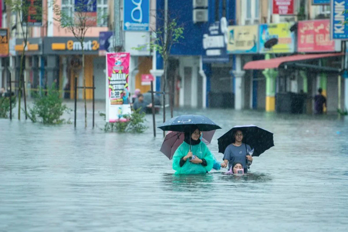 মালয়েশিয়ার সাত রাজ্যে ভয়াবহ বন্যায় ক্ষতিগ্রস্ত ১১ হাজারের বেশি