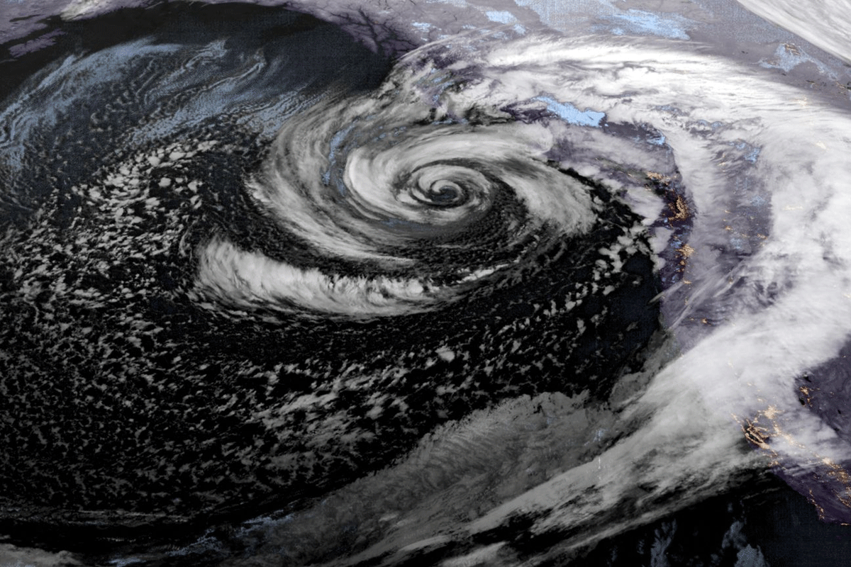 উপকূলের দিকে এগিয়ে আসছে ‘ডিটওয়াহ