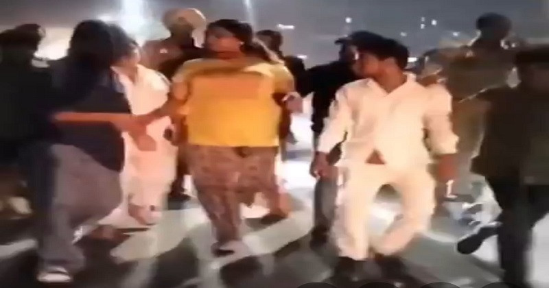 ‘গরুর গোশত খাবো’ বললে মুসলিম নাবালিকা সপরিবারে নৃশংস হামলার শিকার