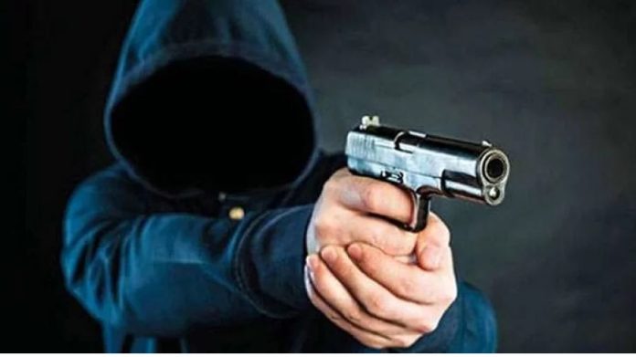 খুলনায় সন্ত্রাসী দুর্বৃত্তের গুলিতে ১ যুবক আহত