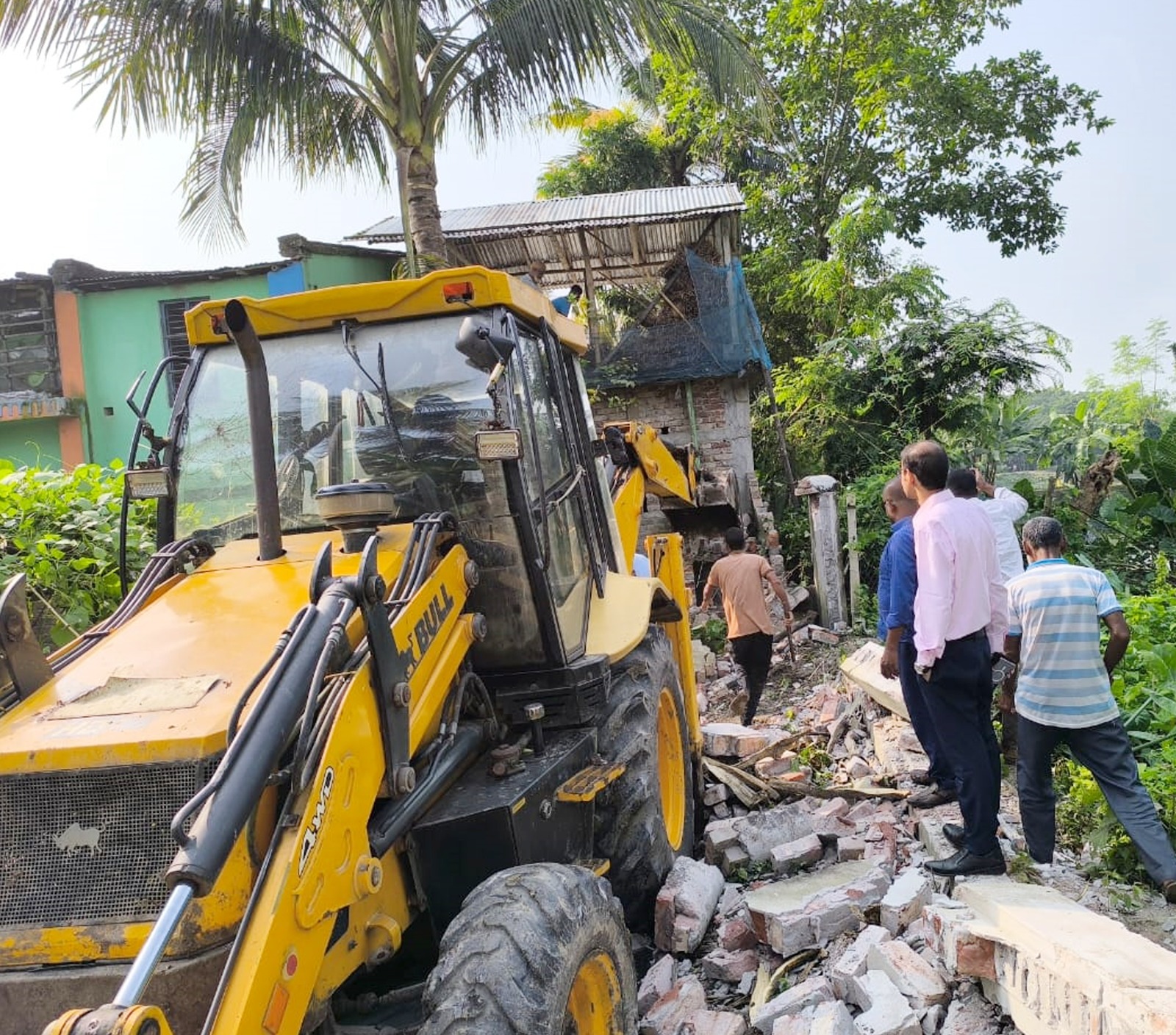 ঝিকরগাছার নির্বাসখোলার দিঘড়িতে রাস্তার উপর নির্মিত বিল্ডিং উচ্ছেদ