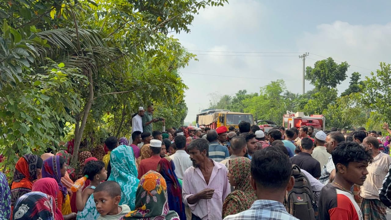 সড়কের পাশে প্র’সাব করতে বসে প্রাণ গেল স্বামীর