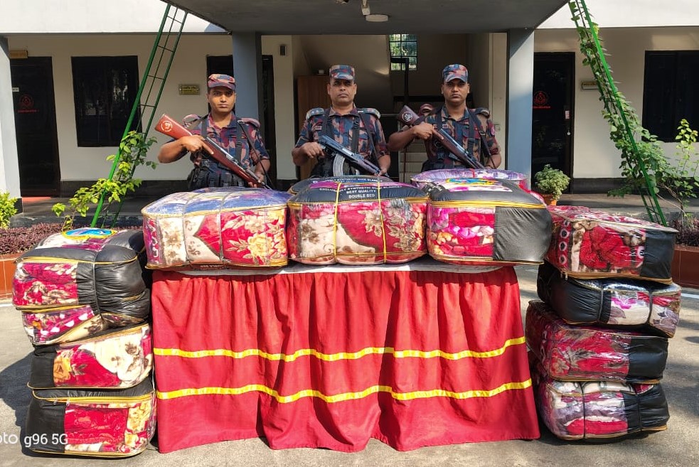 যশোর সীমান্তে অভিযানে মালিকবিহীন চোরাচালানী মালামাল আটক করেছে বিজিবি