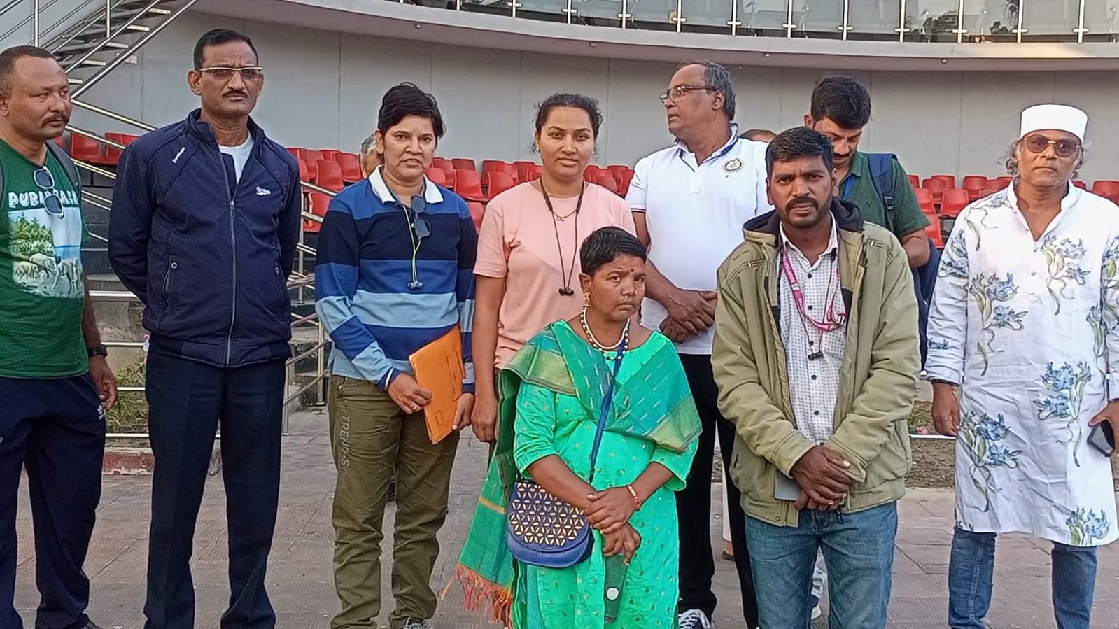 নিখোঁজের ১১ বছর পর ট্রাভেল পাশে দেশে ফিরল ৪ সন্তানের জননী 