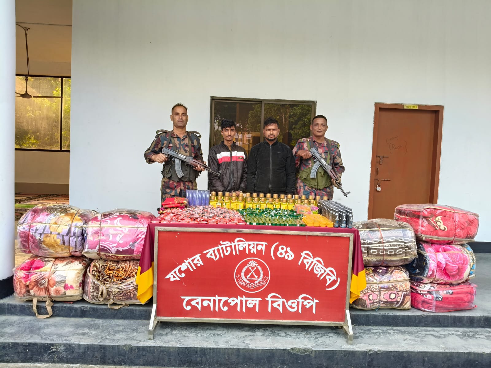 যশোর সীমান্তে অভিযানে ০২ আসামীসহ অবৈধ চোরাচালানী মালামাল আটক