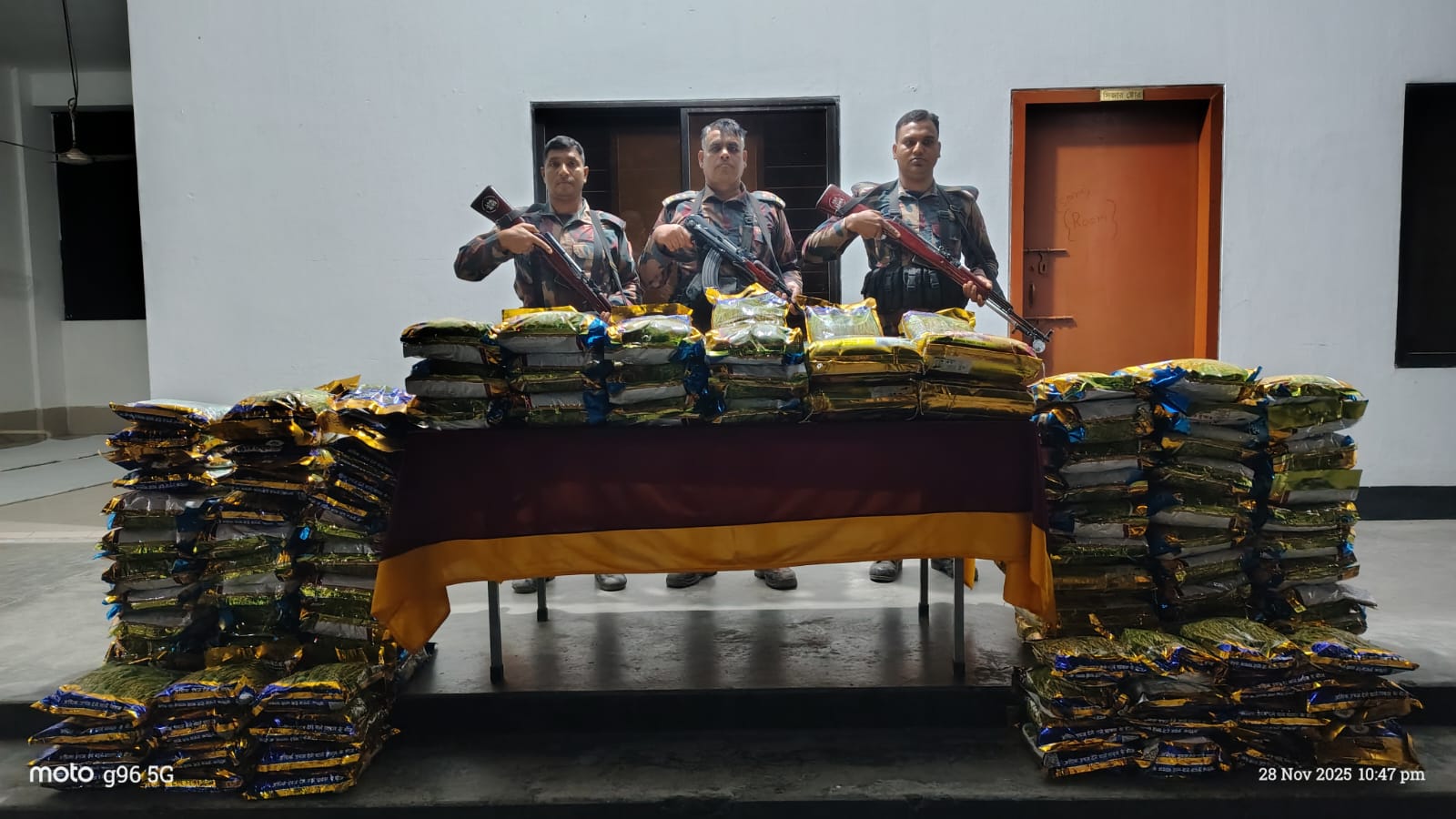 যশোর সীমান্তে অবৈধ চোরাচালানী মালামাল আটক করেছে বিজিবি