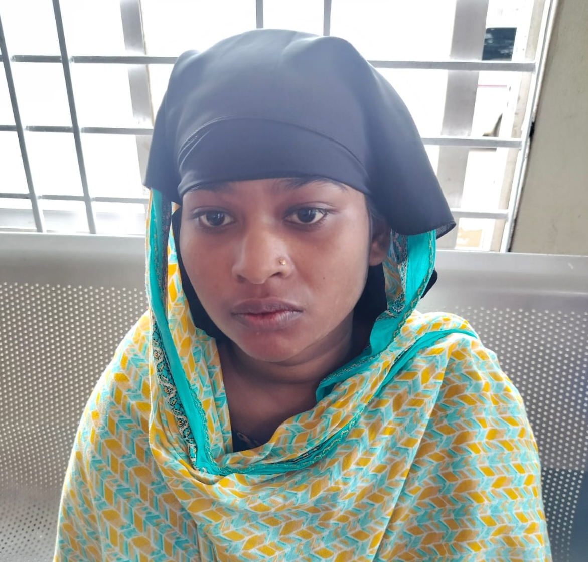 যশোরে হাসপাতালে নারী চোর আটক