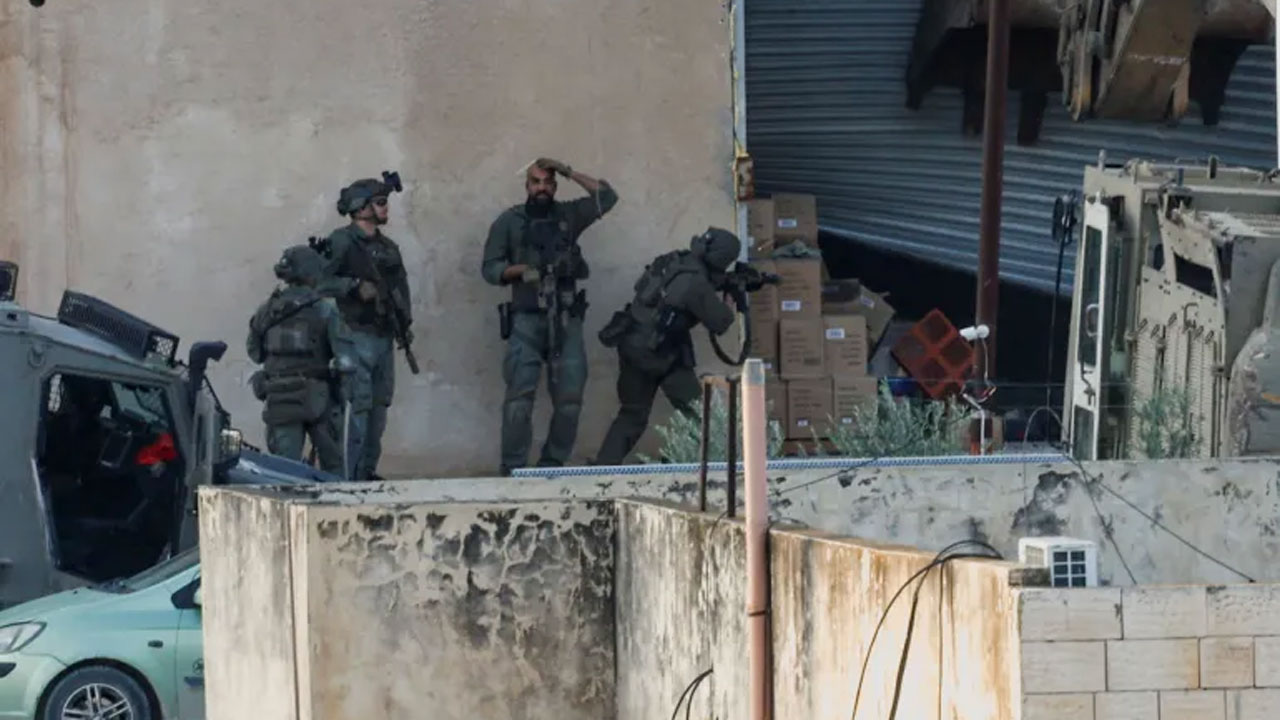 পশ্চিমতীরে আত্মসমর্পণকারী ২ ফিলিস্তিনিকে গুলি করে হত্যা করল বর্বর ইসরাইল