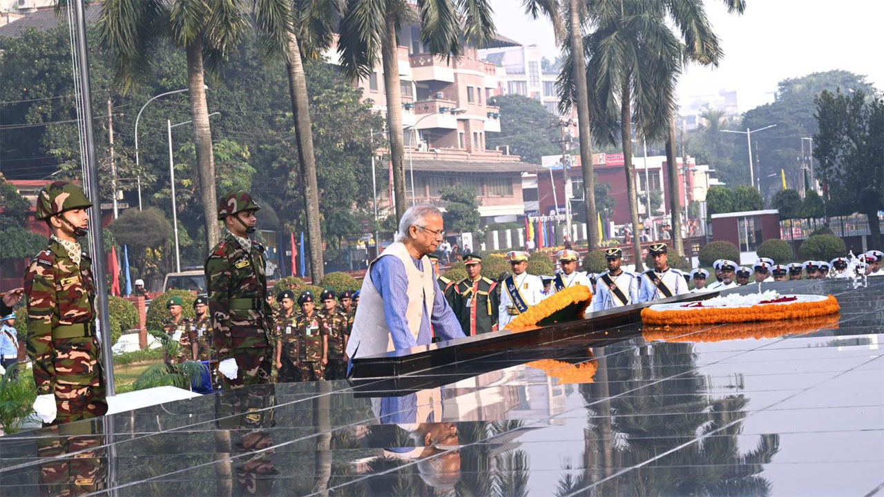 সশস্ত্র বাহিনী দিবসঃ শিখা অনির্বাণে প্রধান উপদেষ্টার শ্রদ্ধা জ্ঞাপণ