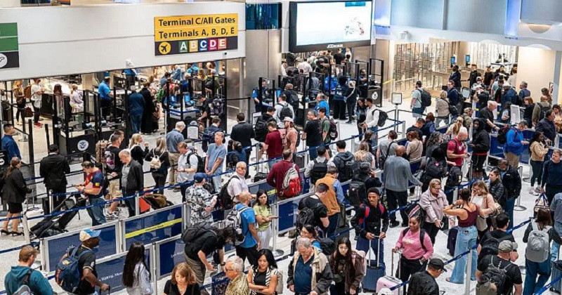 যুক্তরাষ্ট্রে ৫ হাজারের বেশি ফ্লাইট বাতিল শাটডাউনে লাখো যাত্রীর চরম দুর্ভোগ