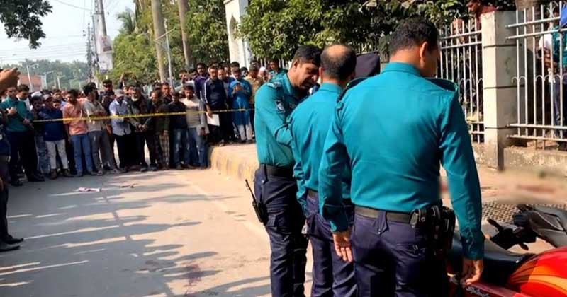 খুলনায় আদালত চত্বরে প্রধান ফটকের সামনে দুই আসামিকে গুলি করে ও কুপিয়ে হত্যা