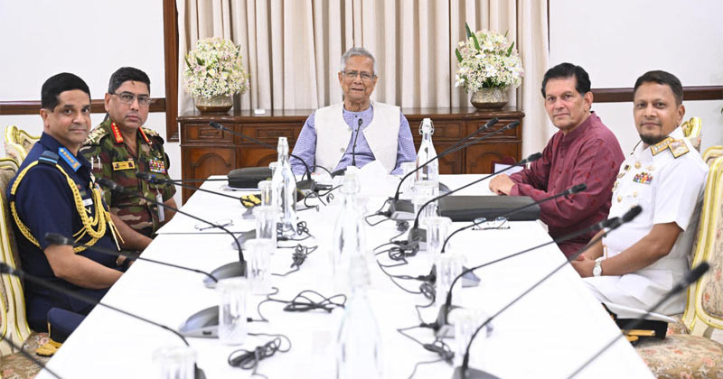 প্রধান উপদেষ্টার সঙ্গে তিন বাহিনী প্রধানের বৈঠক অনুষ্ঠিত