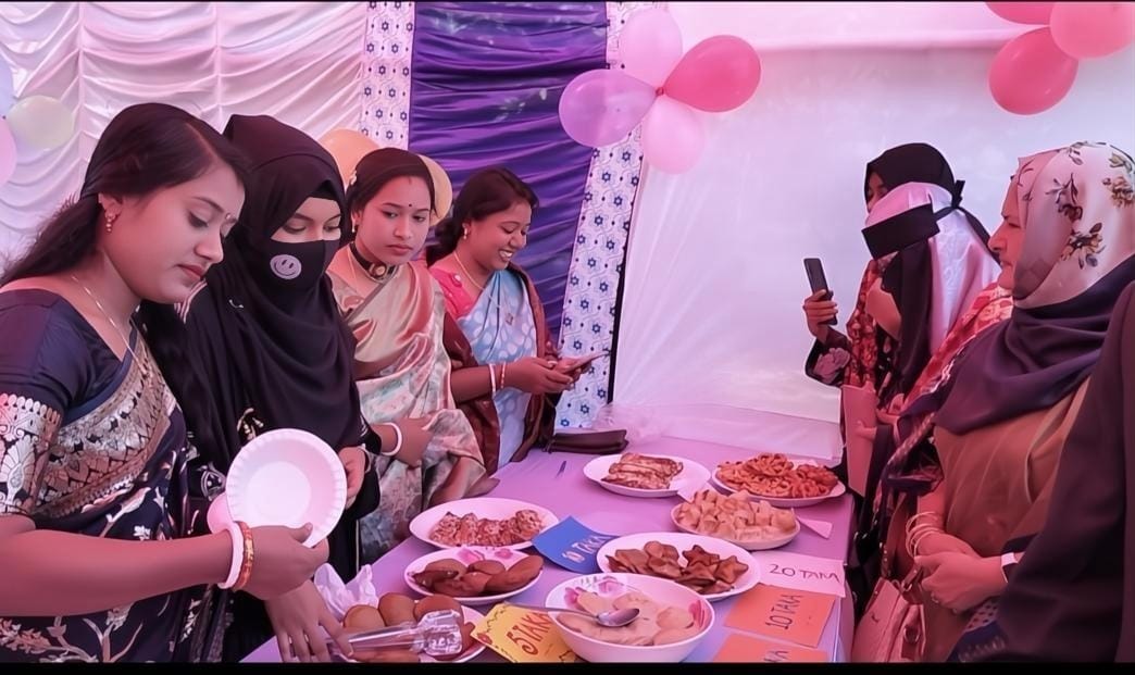 কালিগঞ্জ রোকেয়া মনসুর মহিলা কলেজে বর্ণিল পিঠা উৎসব