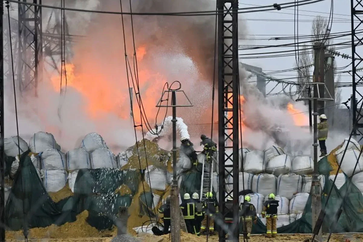 রাশিয়ার হামলায় ইউক্রেনের বিদ্যুৎ অবকাঠামো দারুণ ক্ষতিগ্রস্ত, ১০ লাখ বাড়ী অন্ধকারে