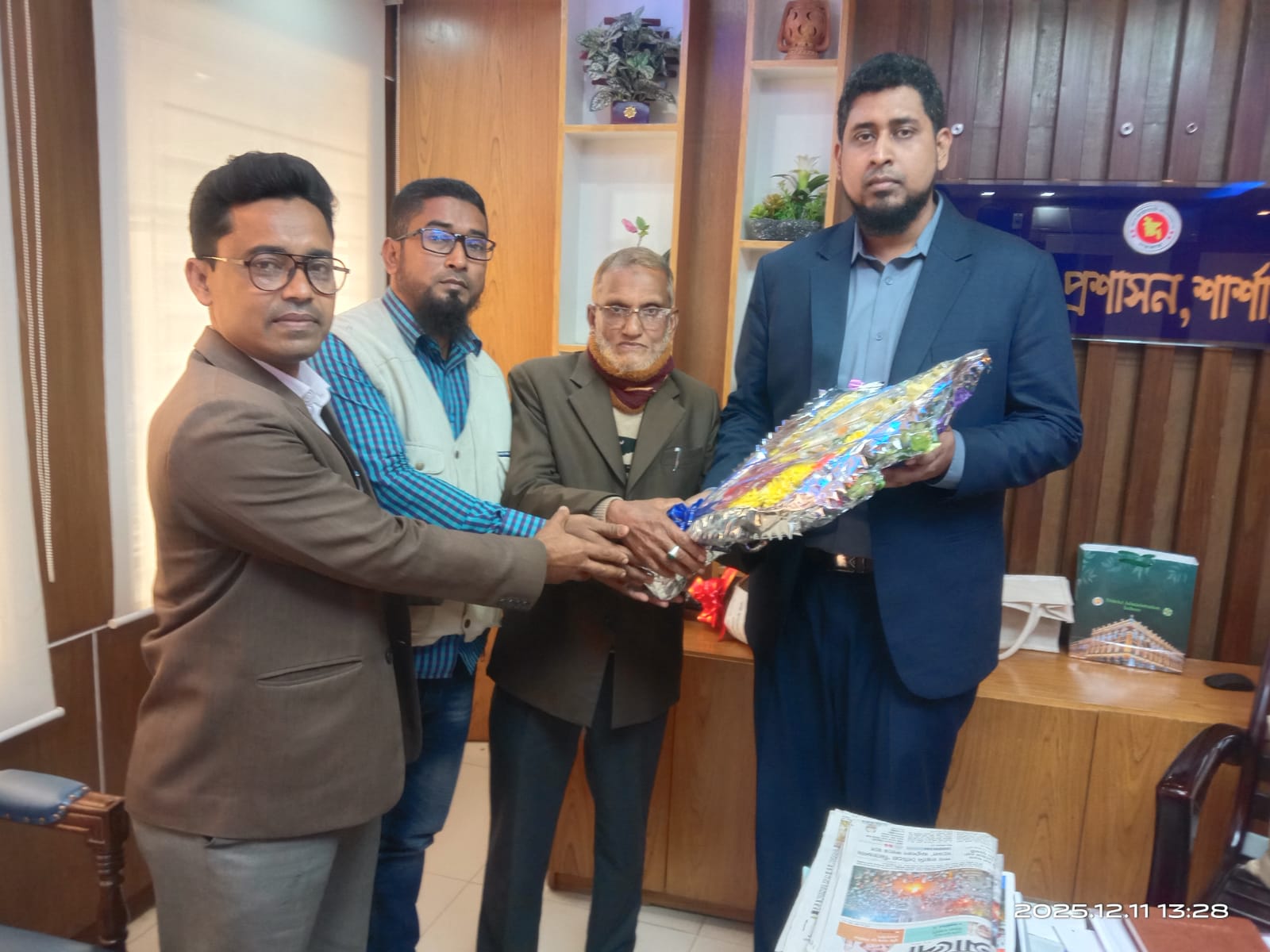 নবাগত উপজেলা নির্বাহী অফিসার ফজলে ওয়াহিদ’কে সারসা বার্তার পক্ষ্যথেকে ফুলেল শুভেচ্ছা