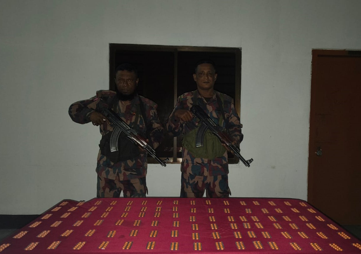 সীমান্তে অভিযান চালিয়ে মালিকবিহীন মাদকদ্রব্য ও অবৈধ চোরাচালানী মালামাল আটক