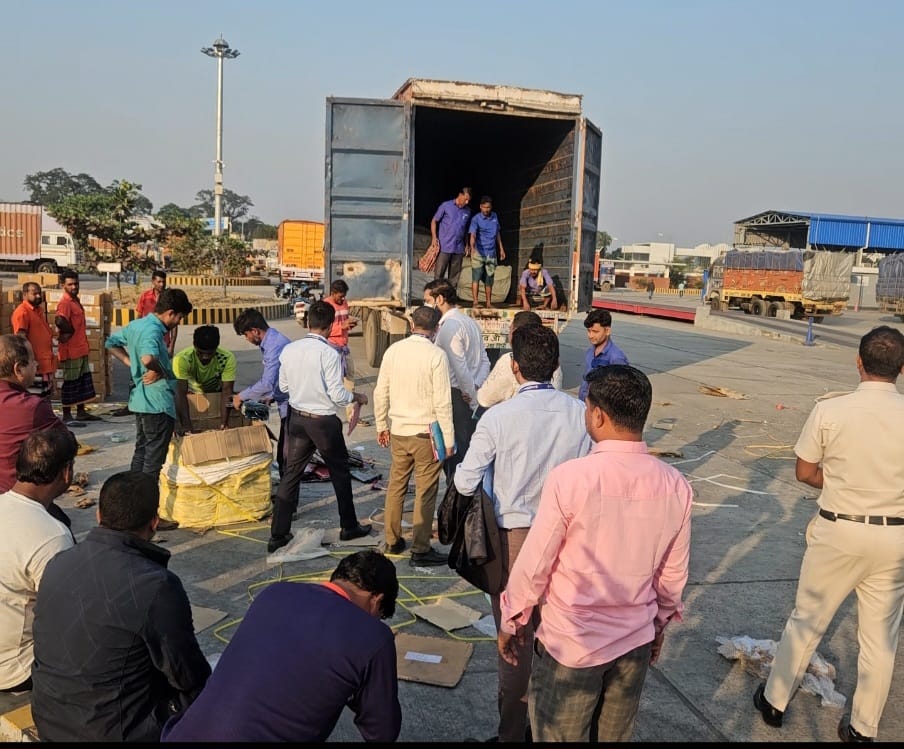 বেনাপোল বন্দরে ভারতীয় ট্রাকে কোটি টাকার অবৈধ পণ্য