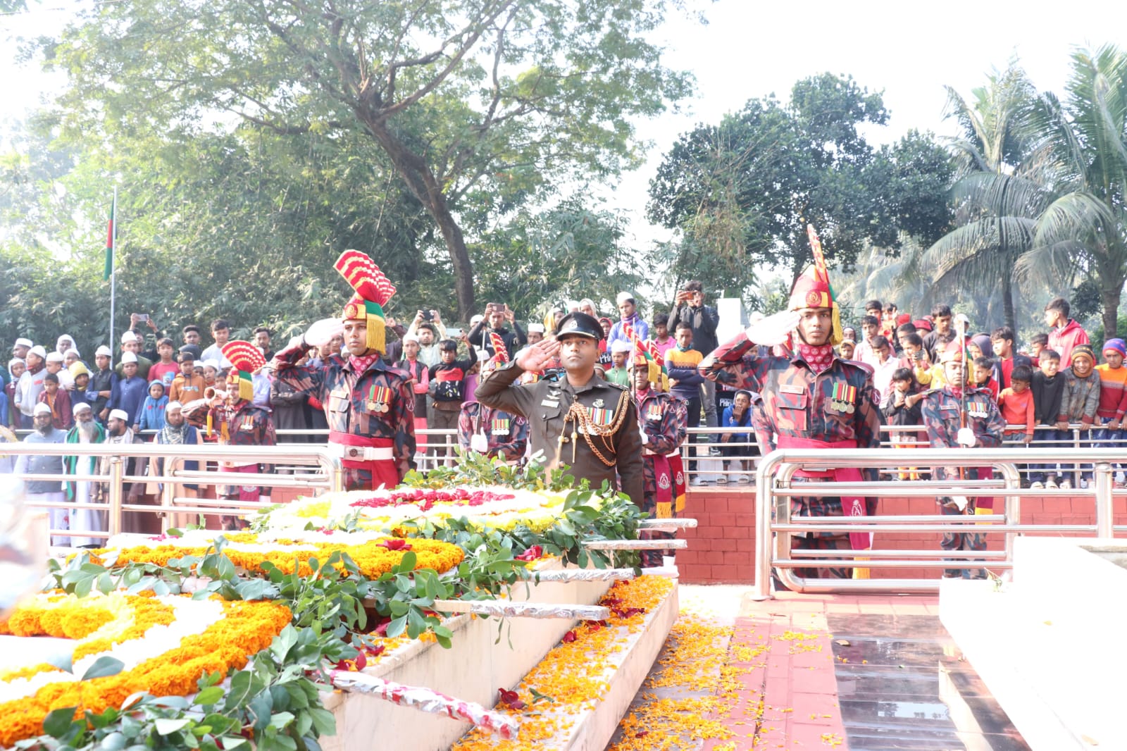 মহান বিজয় দিবসে যথাযোগ্য মর্যাদায় শহীদ ল্যান্স নায়েক বীরশ্রেষ্ঠ নূর মোহাম্মদ শেখ এর সমাধিতে পুষ্পস্তবক অর্পণ বিজিবির