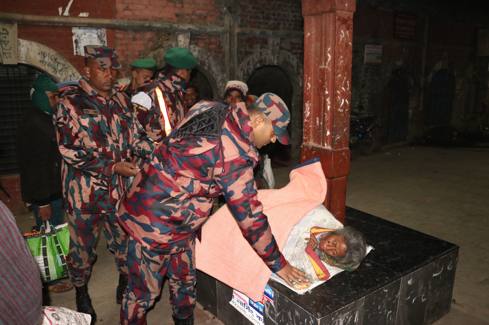 যশোর এলাকার অসহায় ও দুঃস্থদের মাঝে শীতবস্ত্র বিতরণ বিজিবির