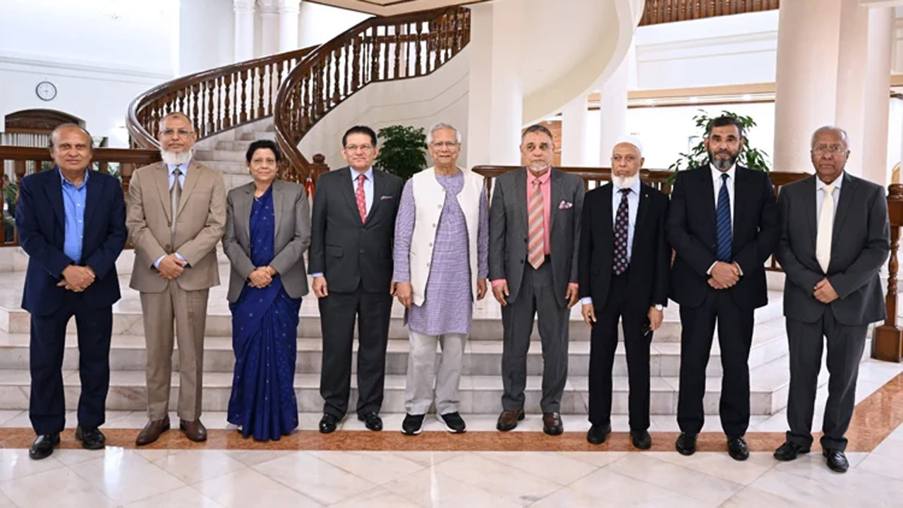 নির্বাচন ও গণভোটের প্রস্তুতি সম্পর্কে প্রধান উপদেষ্টাকে সিইসির অবহিত করণ