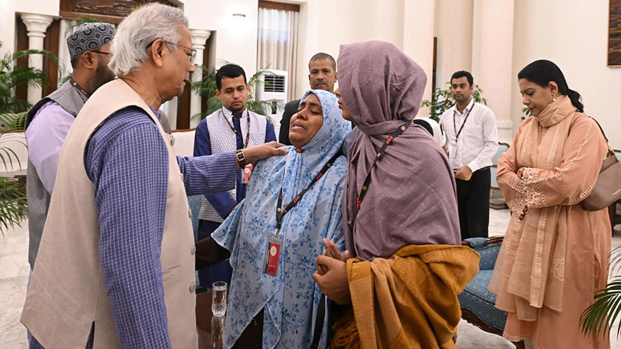 প্রধান উপদেষ্টার সঙ্গে শরিফ ওসমান হাদির পরিবারের সাক্ষাৎ
