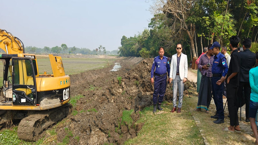 শার্শায় অবৈধভাবে মাটি কাটায় ভ্রাম্যমাণ আদালতের জরিমানা আদায়