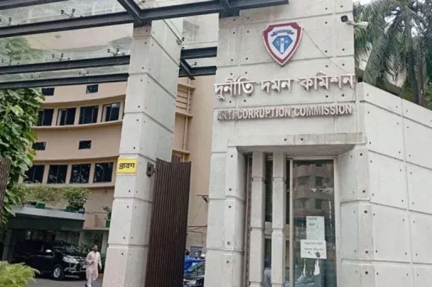 মুক্তিযোদ্ধা সন্তান না তবুও কোটায় বিসিএস ক্যাডার; ২১ জনের নামে দুদকের মামলা