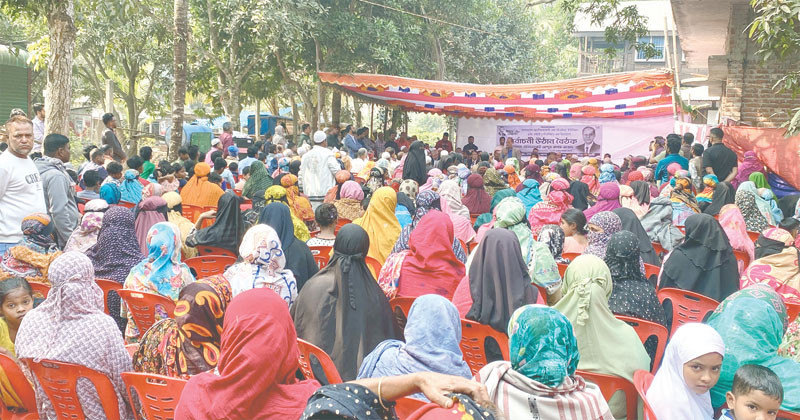 সারাদেশে অলি-গলির চায়ের দোকানগুলো যেন হয়ে উঠেছে ভোট ক্যাম্প, নির্বাচনী উৎসবে মেতেছে