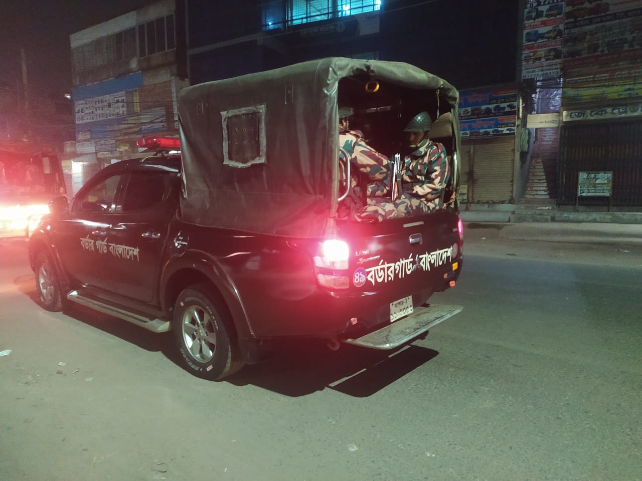 দুর্বৃত্তদের গুলিতে যশোর পৌর বিএনপির নেতা নিহত হওয়ায় সীমান্তে তল্লাশী এবং টহল তৎপরতা জোরদার বিজিবির।