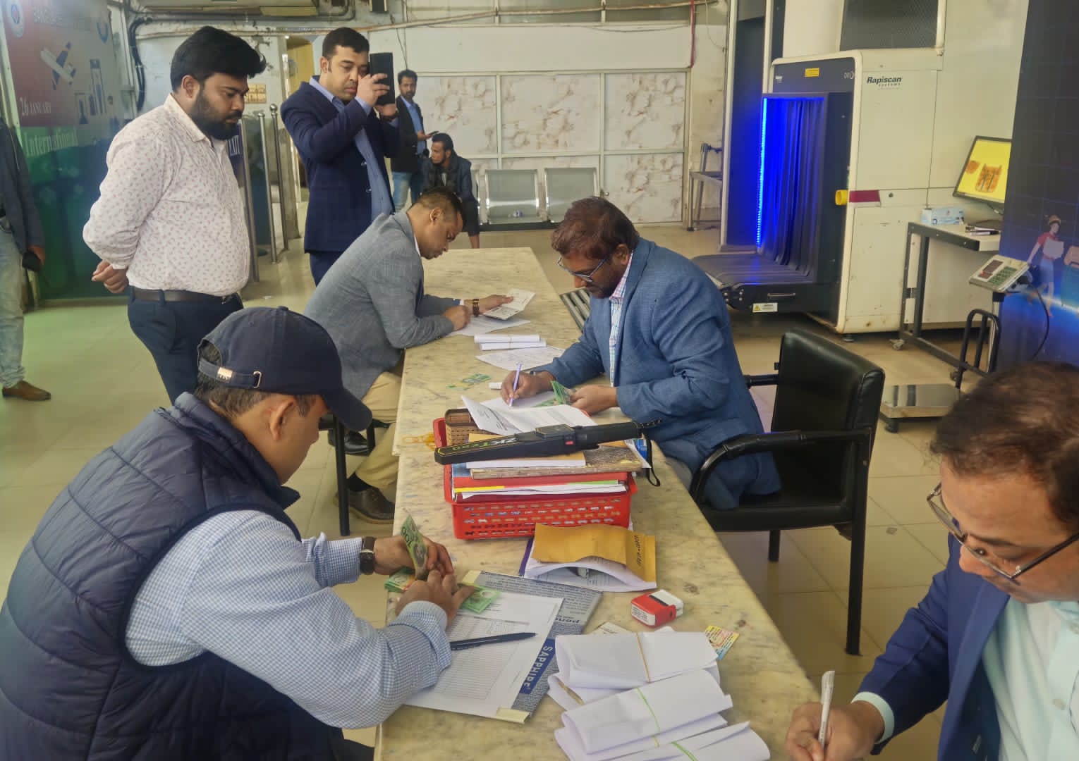 বেনাপোল কাস্টমসে ডলারসহ পাসপোর্ট যাত্রী আটক