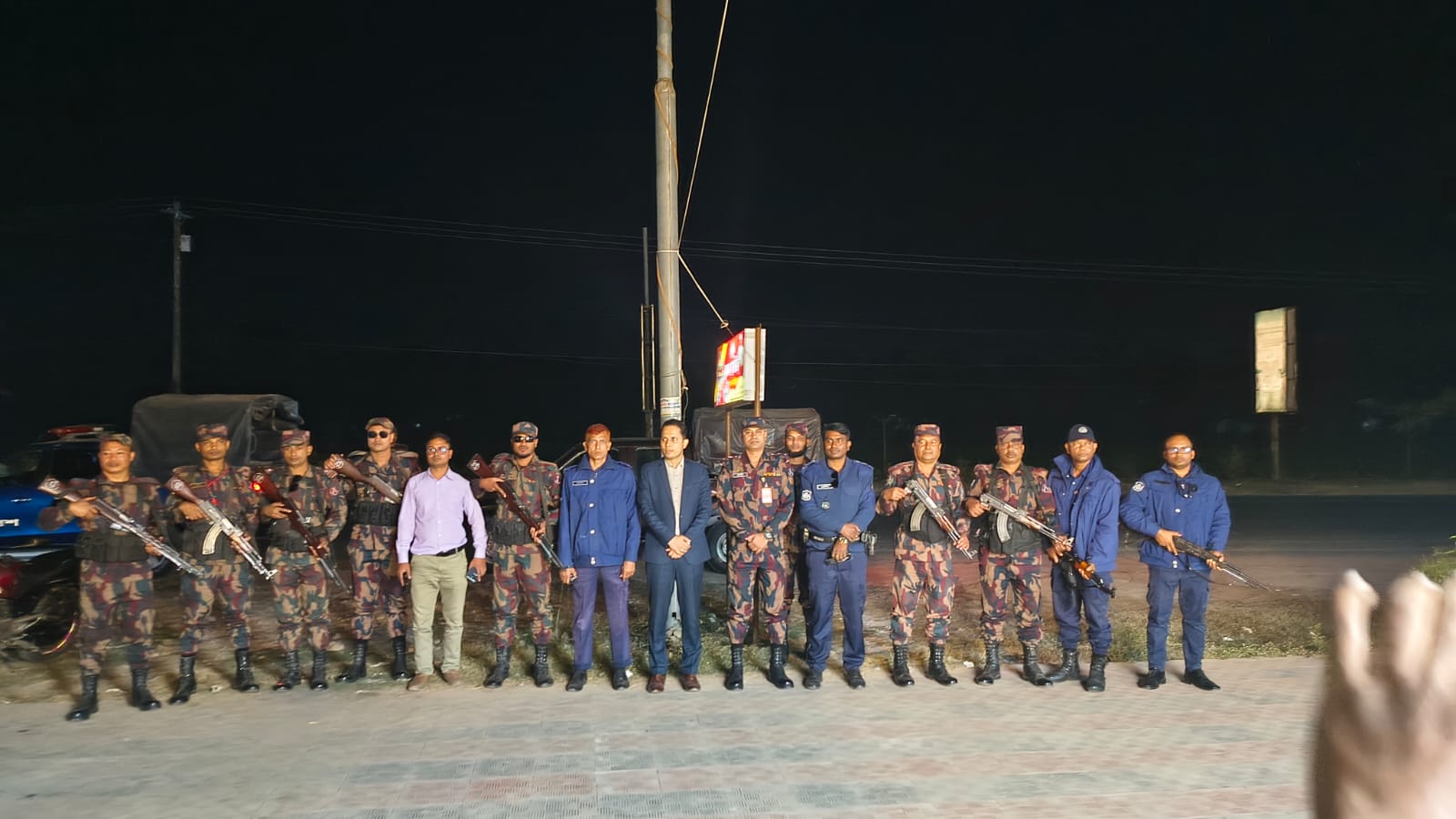 শার্শায় আইন-শৃঙ্খলা পরিস্থিতি নিয়ন্ত্রণে বিশেষ যৌথ টহল ও মাঠ মহড়া পরিচালন বিজিবি, পুলিশ এবং প্রশাসনের