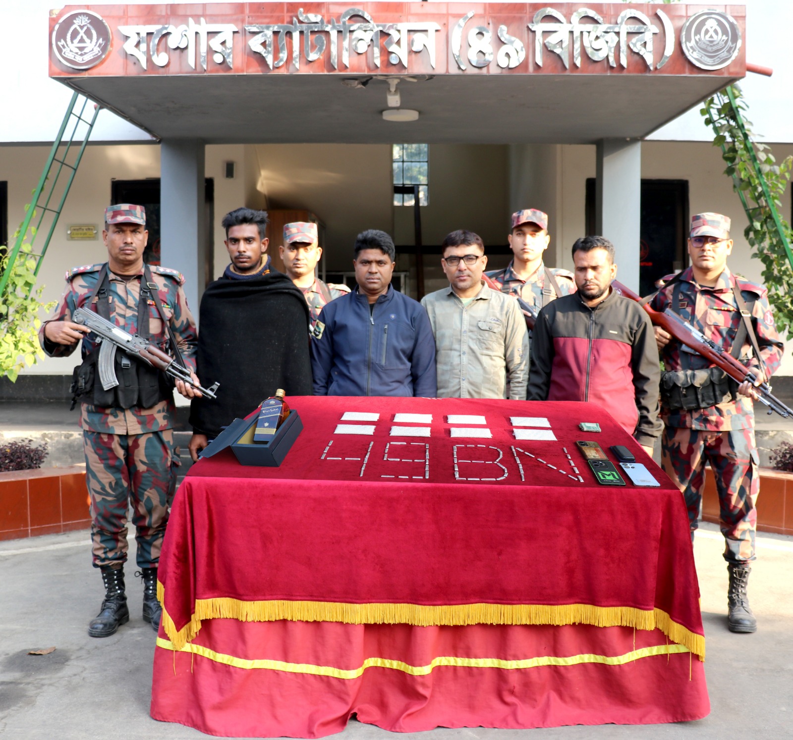 যশোরের দাইতলা এলাকা থেকে রুপা, বিদেশী মদসহ ৪ আসামী আটক করেছে বিজিবি